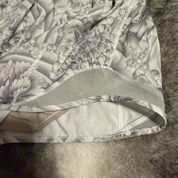 Lululemon Hotty Hot Shorts II 2.5” - Picture 4 of 8